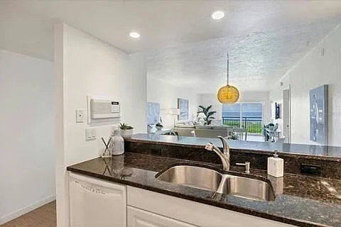 5201 Gulf Of Mexico Dr — Photo 34
