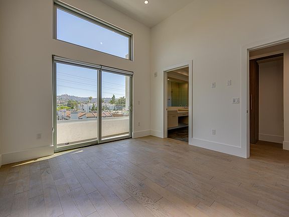 5th image of 11611 Moorpark St #5
