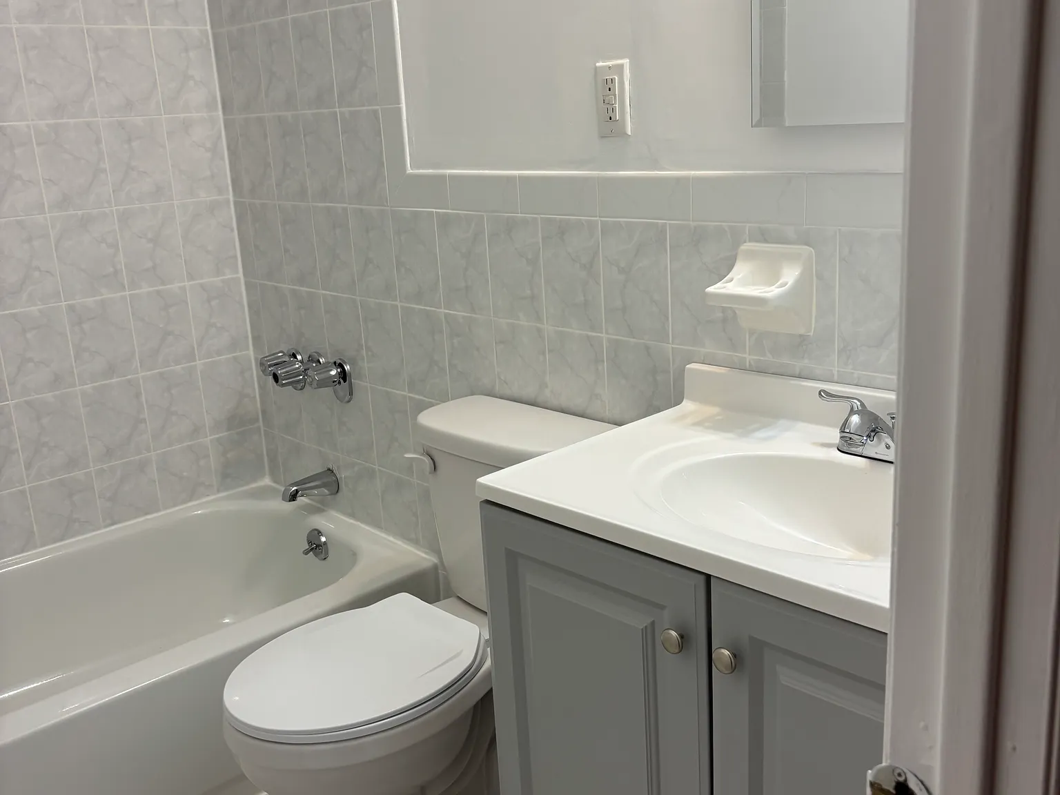 3 bed, 1.5 bath, 1000 sqft, $3,300 — Photo 1