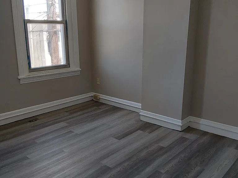 314 W 6th St — Photo 12