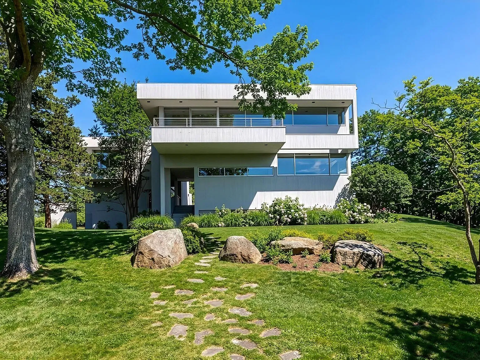 Hilltop Estate With Heated Pool & Tennis — Photo 2