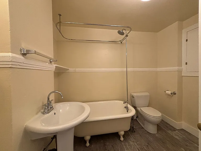 Lucretia Court Apartments — Photo 13