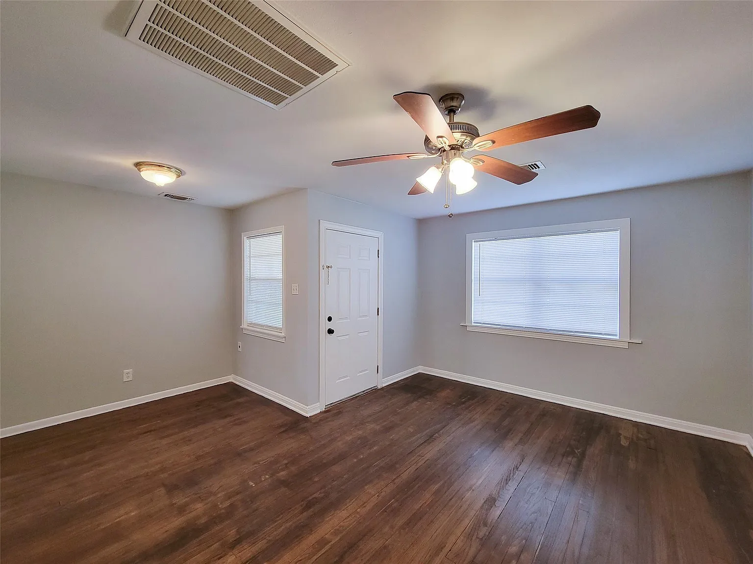 3 bed, 1.0 bath, 1130 sqft, $1,500 — Photo 2