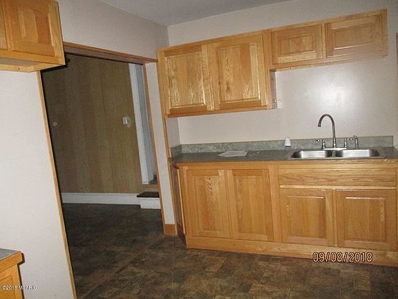 4th image of 400 S Elkhart St