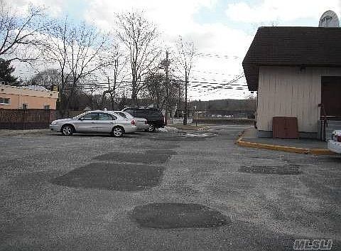 3rd image of 321 W Jericho Tpke