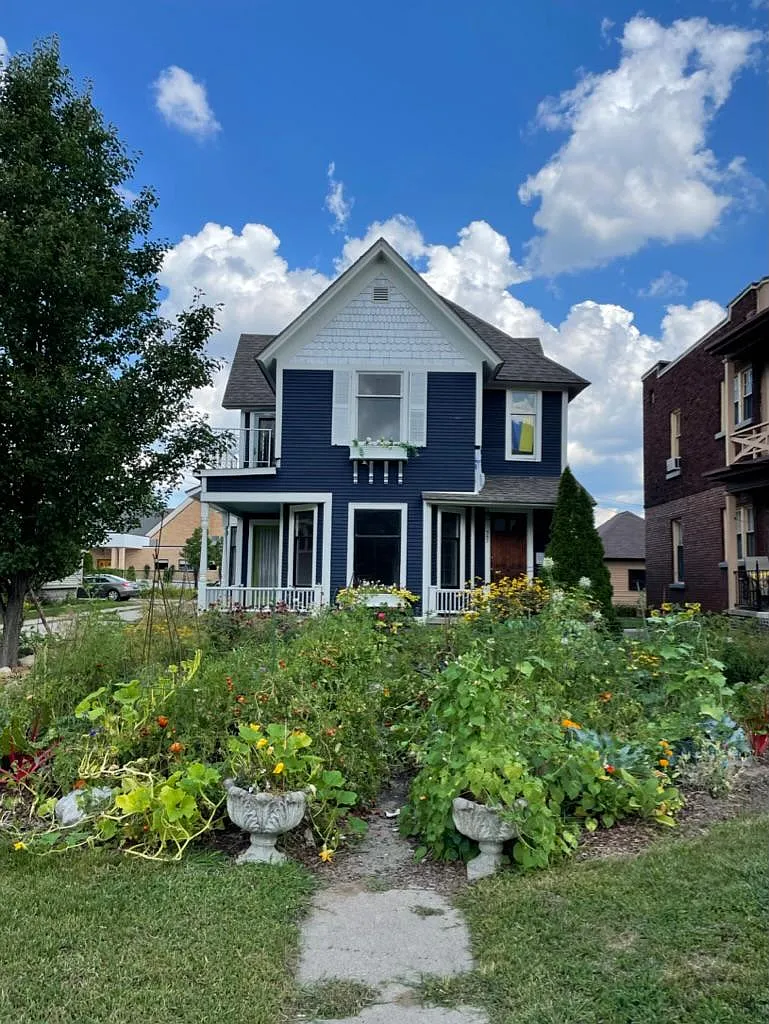 547 Lyon St NE — Photo 1