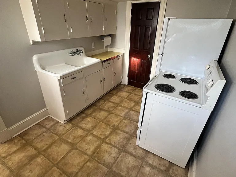 211 W Leicester St — Photo 4