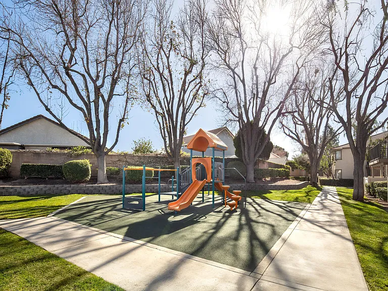 Rosewood Apartments — Photo 9
