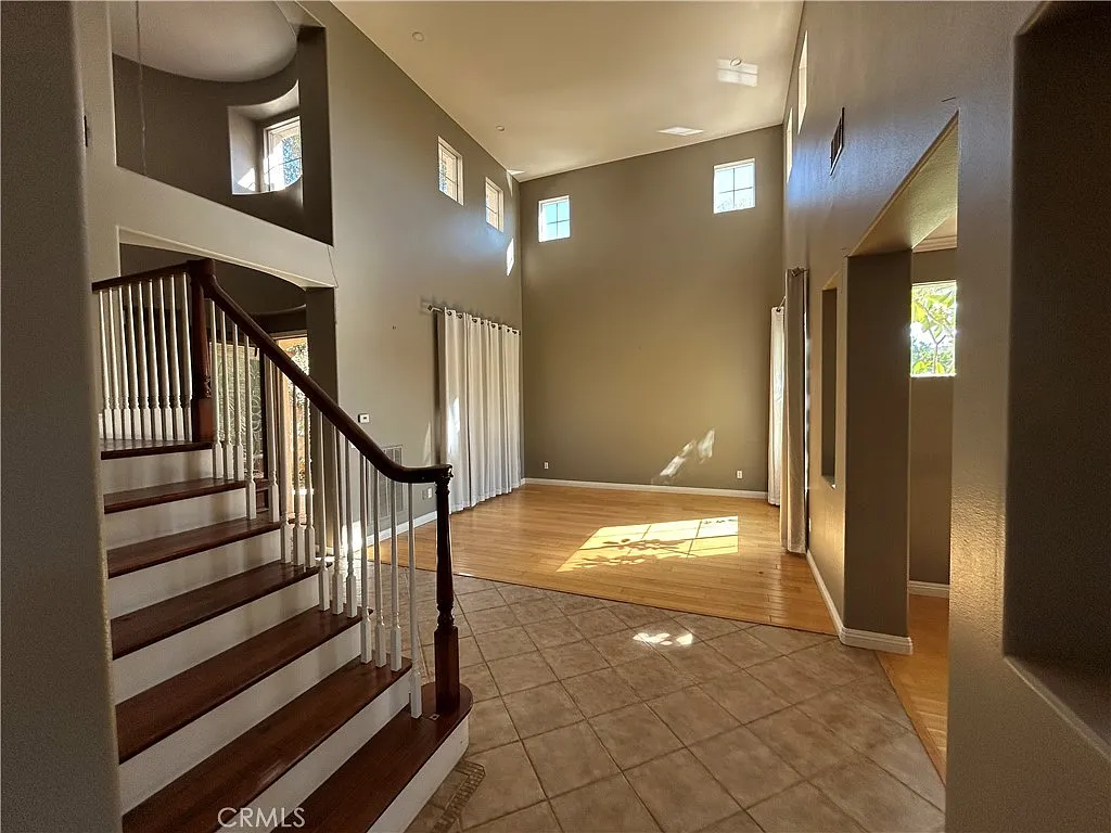 4 bed, 3728 sqft, $6,000 — Photo 4
