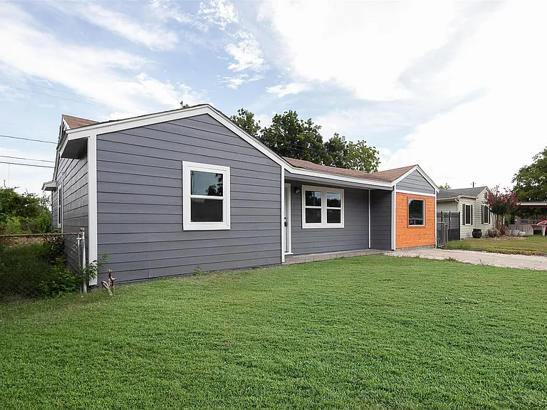 3205 Stallings Dr — Photo 2