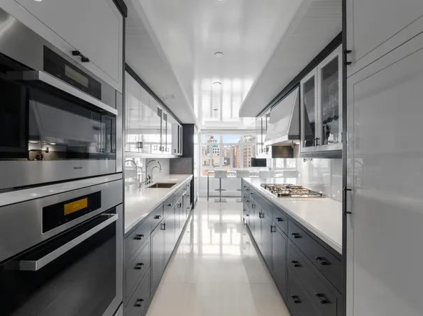 21 East 61st Street image 8 of 22