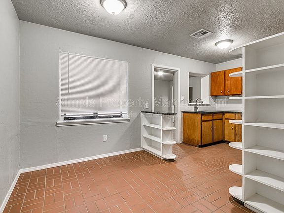 4th image of 409 E Hill Dr