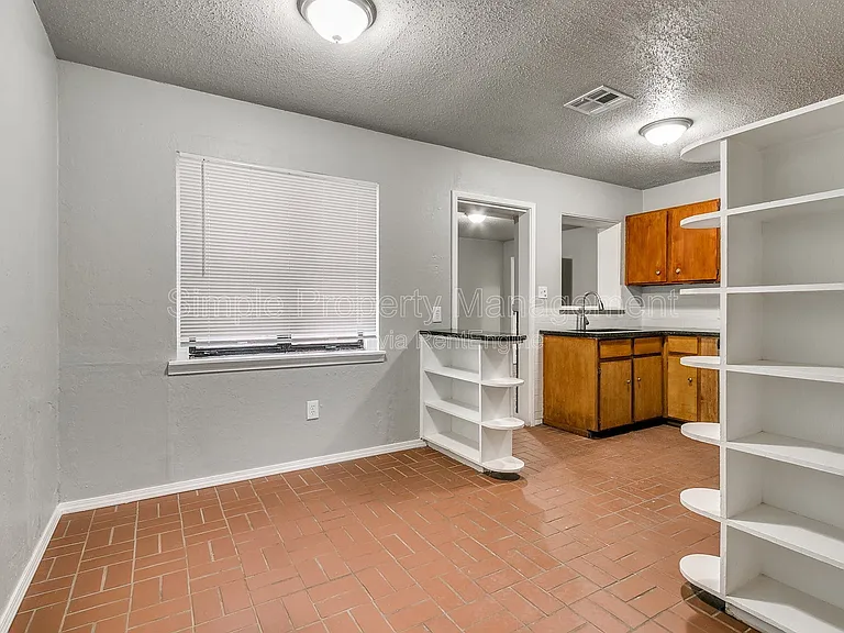 409 E Hill Dr — Photo 4