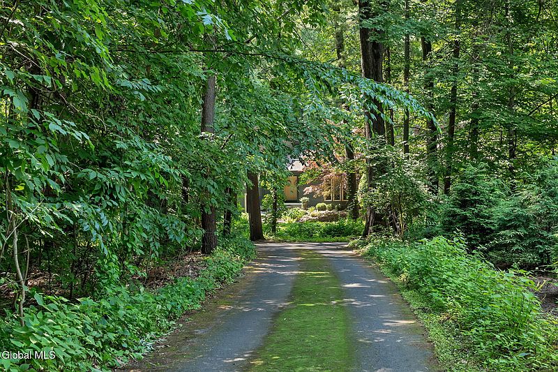 3rd image of 27 Robinwood Drive