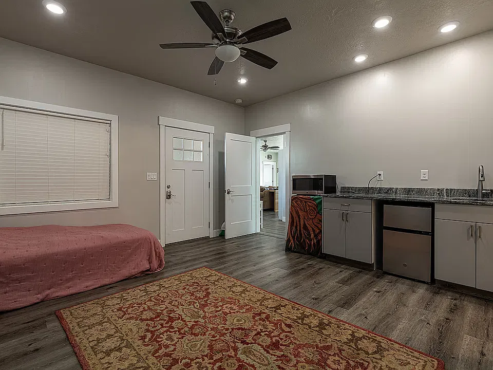 1 bed, 300 sqft, $1,100 — Photo 3