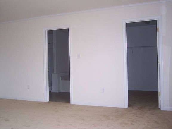 Master Suite w/jacuzzi tub, separate shower, his/her sinks and LARGE walk-in closet