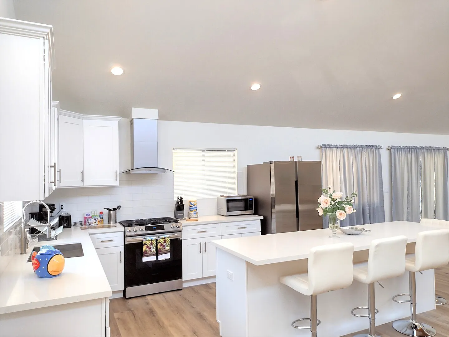 Modern House, 3 Bedrooms Each With Own Bathroom — Photo 4