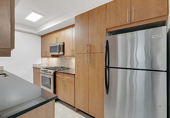 4th image of 330 W 58th St APT 8h