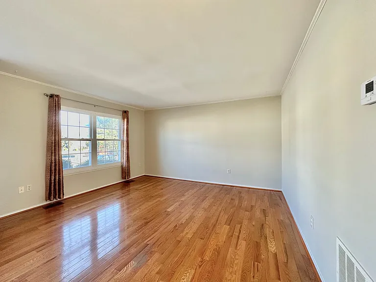 402 Carousel Ct — Photo 8