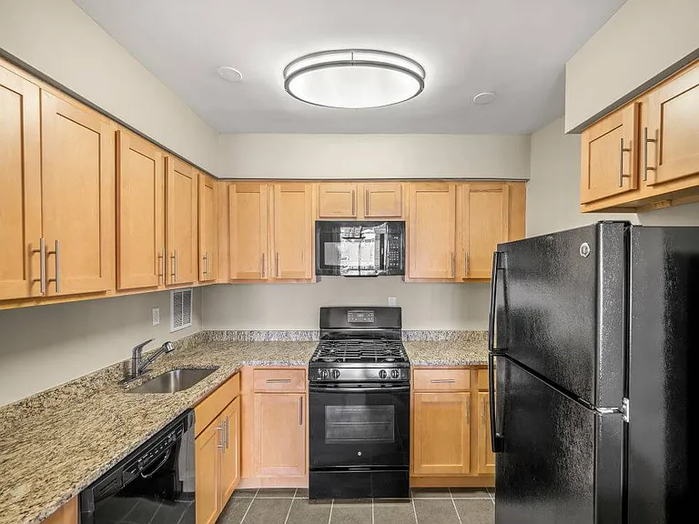 100-york-apartment-w305-4r