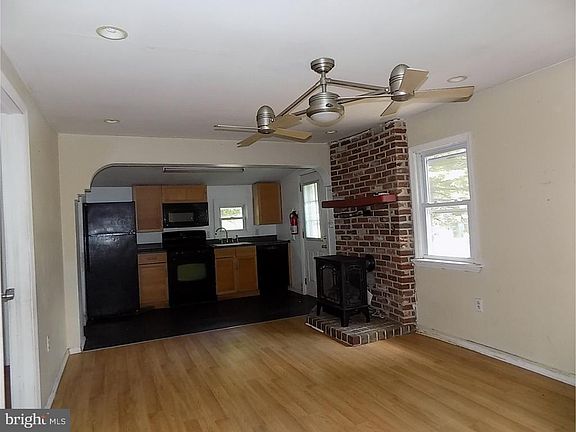 3rd image of 815 Crystal Dr