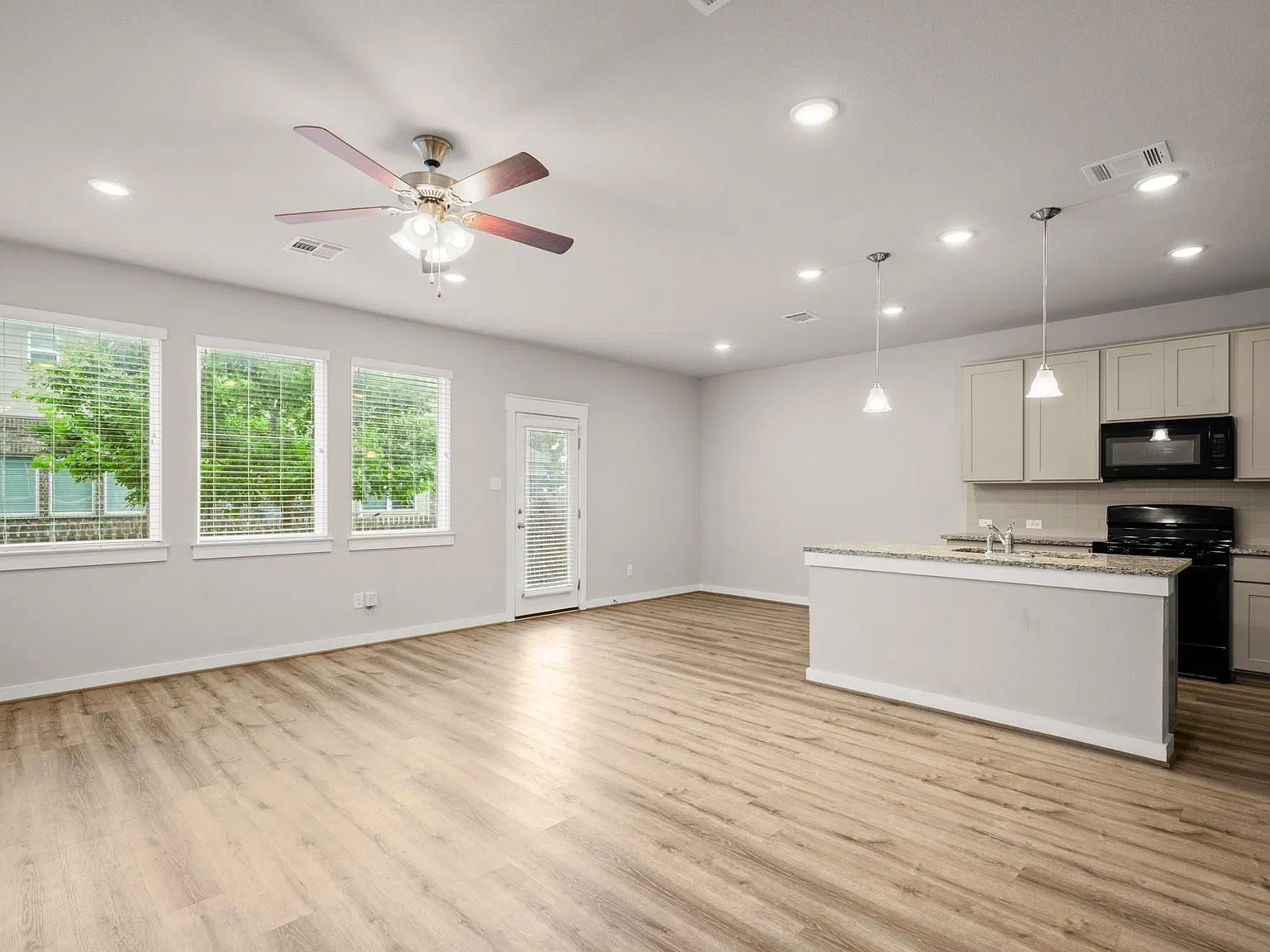 3 bed, 2.5 bath, 1729 sqft, $2,000 — Photo 4