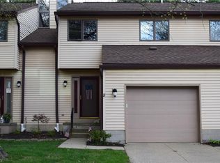 8 Greenwood Dr, Doylestown, OH 44230
