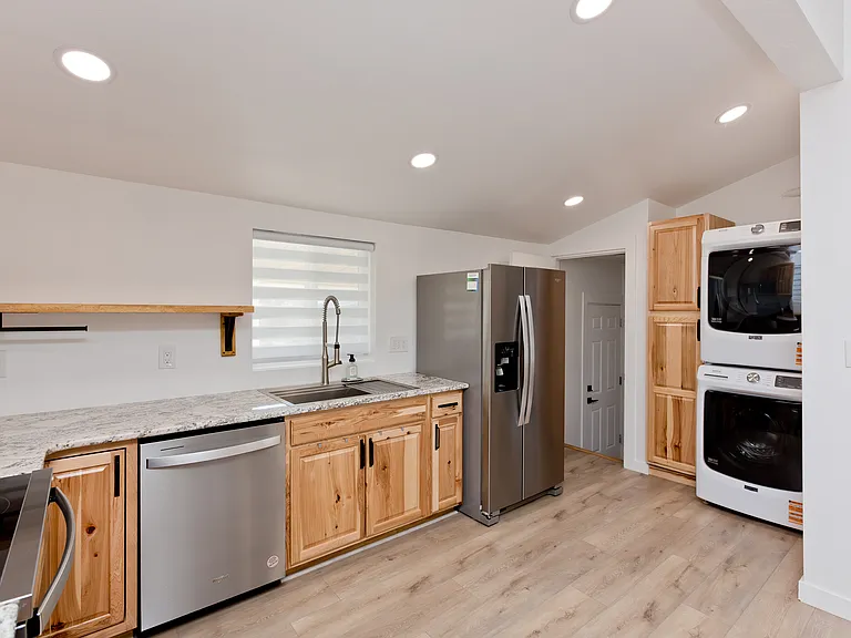 241 Gunnison Ave — Photo 21