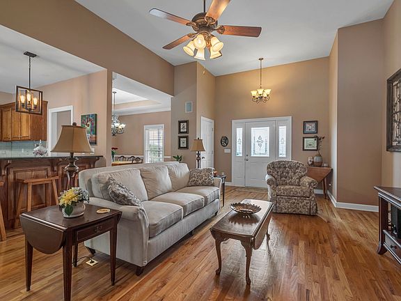 3rd image of 212 Spirit Hill Cir