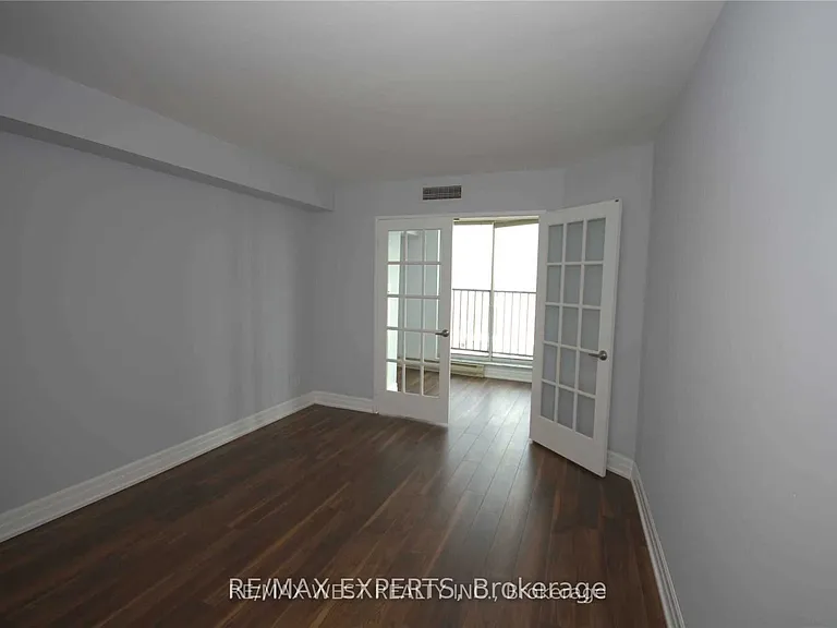 150 Dunlop St E #810 — Photo 10