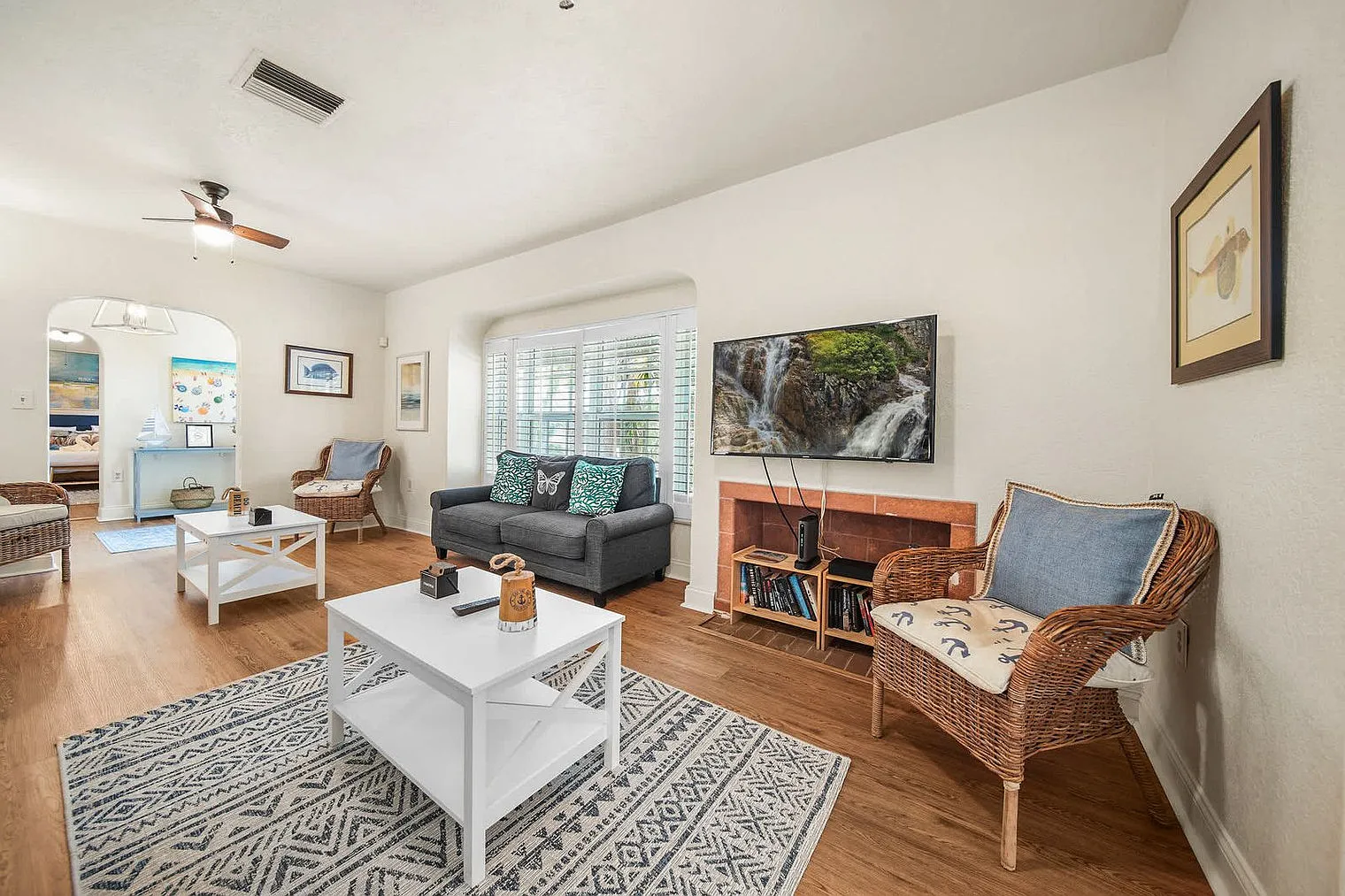 4 bed, 2.0 bath, 1862 sqft, $5,312 — Photo 2