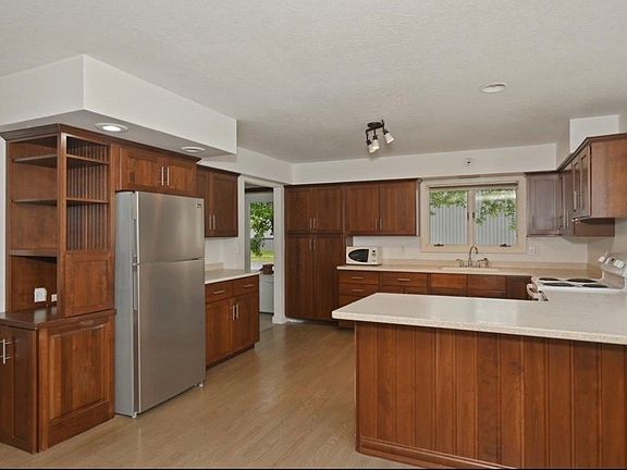 2nd image of 718 22nd Ave E