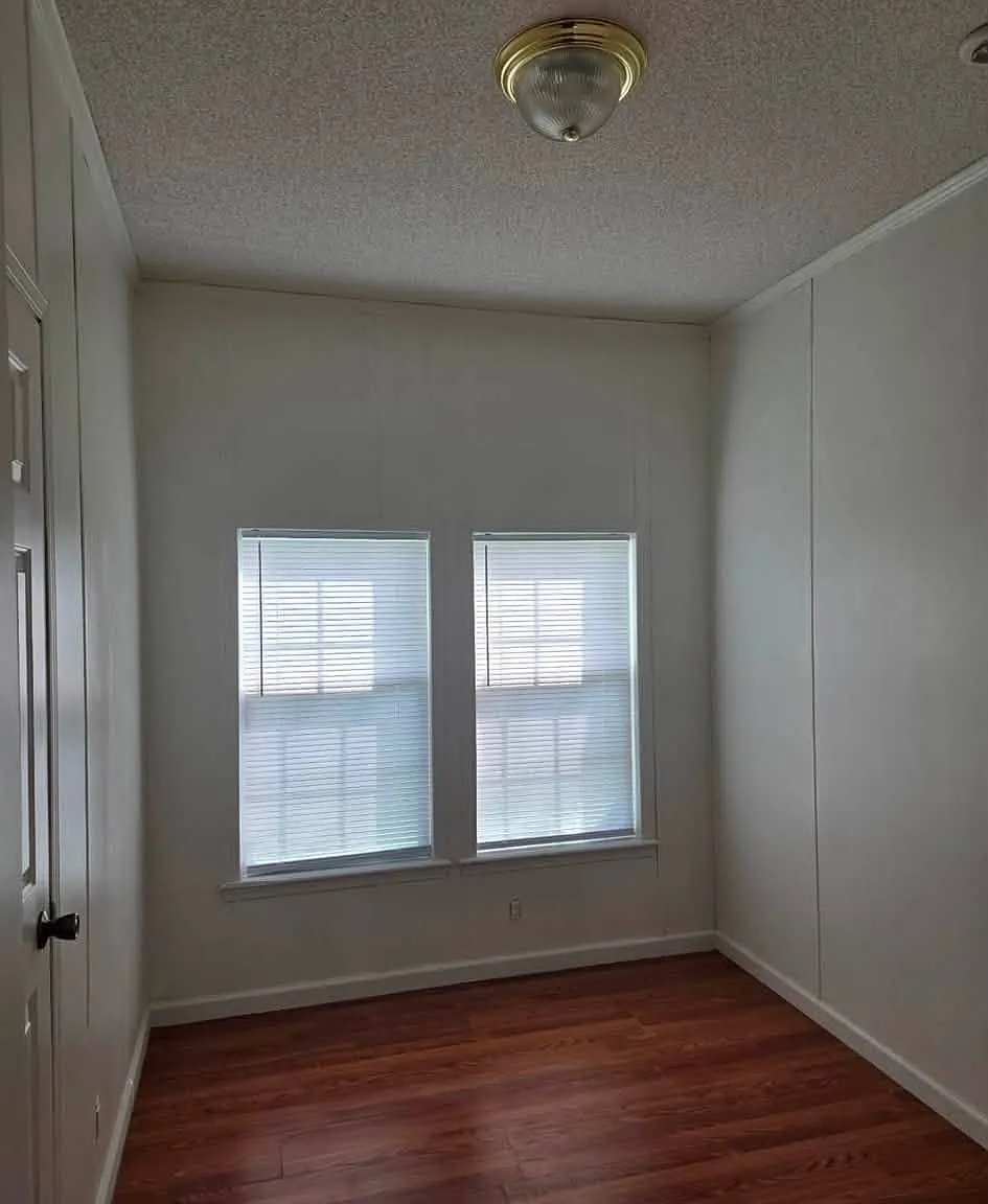 3 bed, 1280 sqft, $1,300 — Photo 2