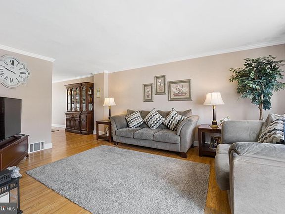 3rd image of 5956 Jannette St