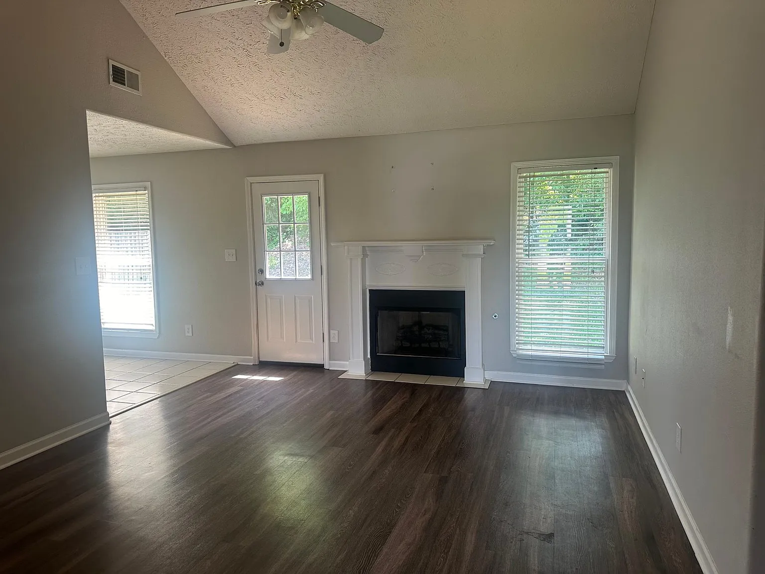 3 bed, 1036 sqft, $1,595 — Photo 2