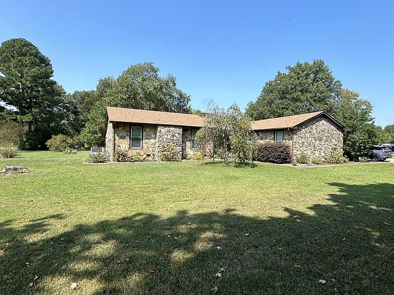 17835 Oakdale Rd — Photo 3