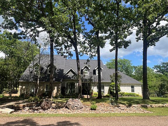 4th image of 224 Colonial Dr