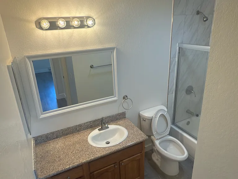 Lakewood Court Apartments — Photo 28
