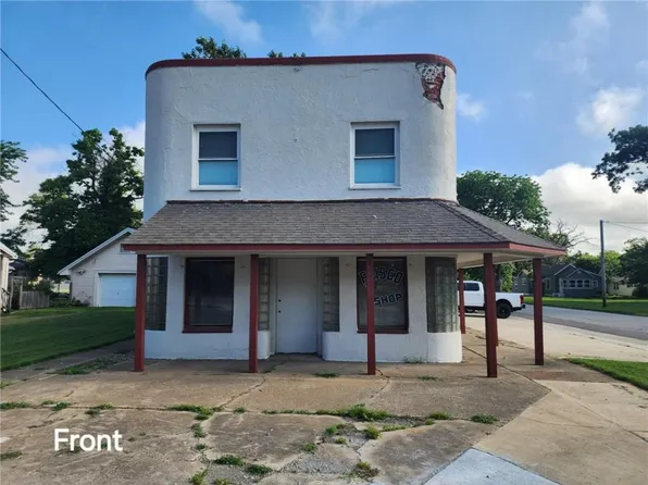 114 E Saint John St, Girard, KS 66743