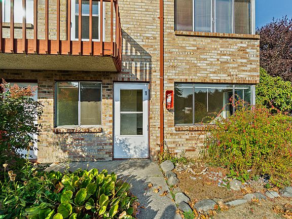 2nd image of 3132 Lombard Ave #1