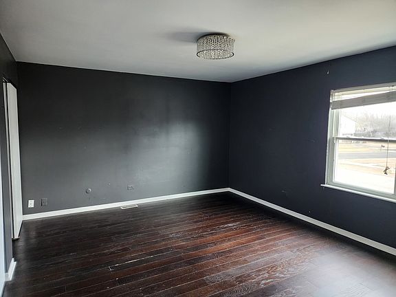 5th image of 18108 Fountainbleau Dr