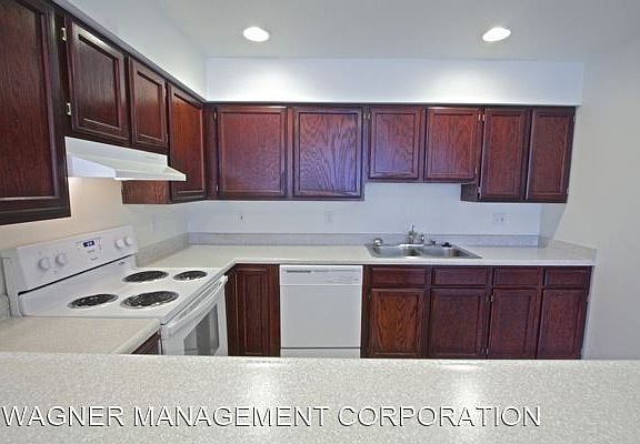 3rd image of 75 NW Dogwood St APT 202