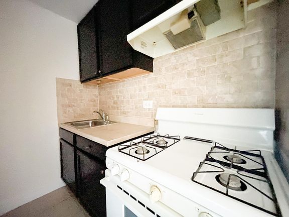 3rd image of 1625 Rockaway Pkwy APT 3R