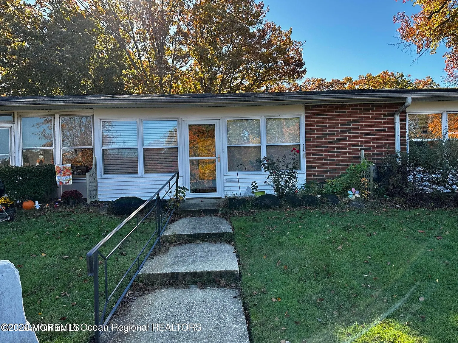 2 bed, 858 sqft, $1,900 — Photo 1