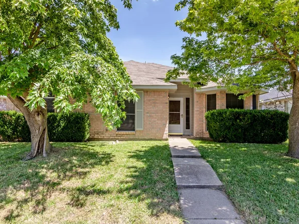 845 Applewood Dr, Cedar Hill, TX 75104