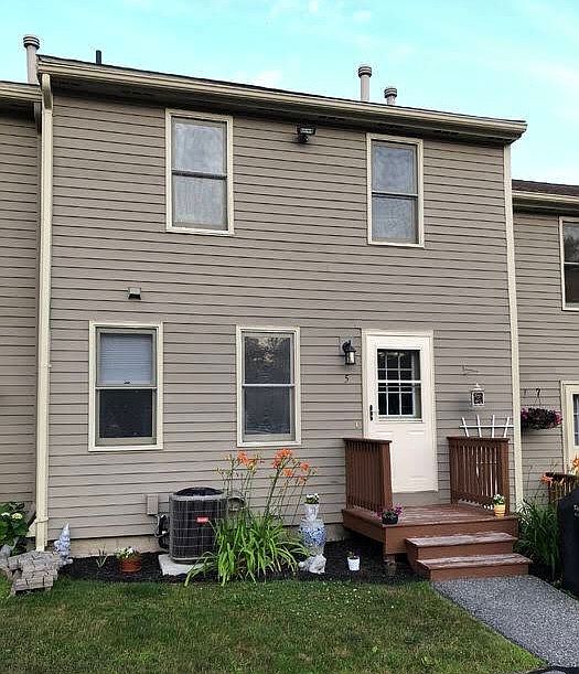 2nd image of 128 Newton Rd Unit 5