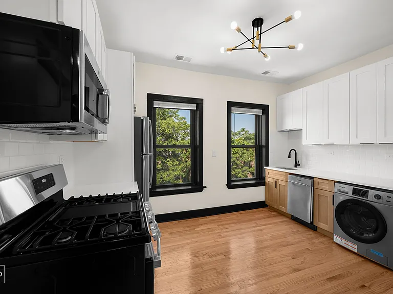 1481 W Erie St #4R — Photo 9