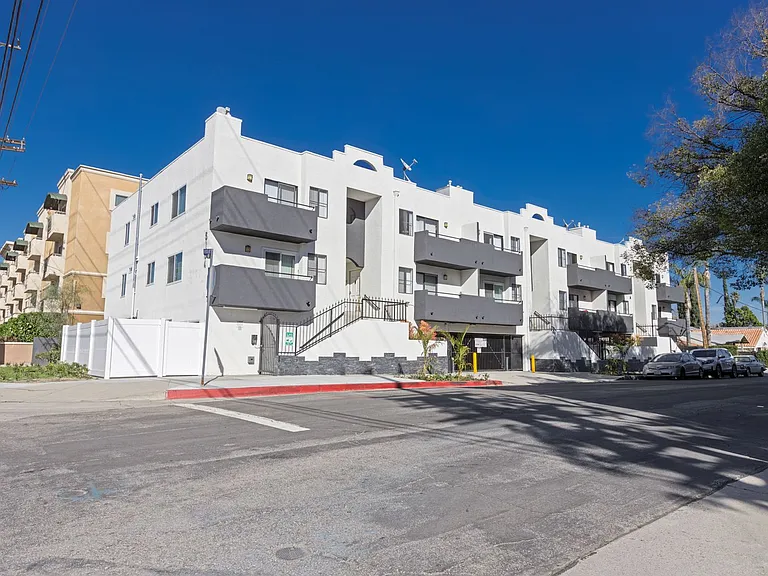 Gorgeous 2 Bed/2 bath apartment in excellent Sherman Oaks area! — Photo 4