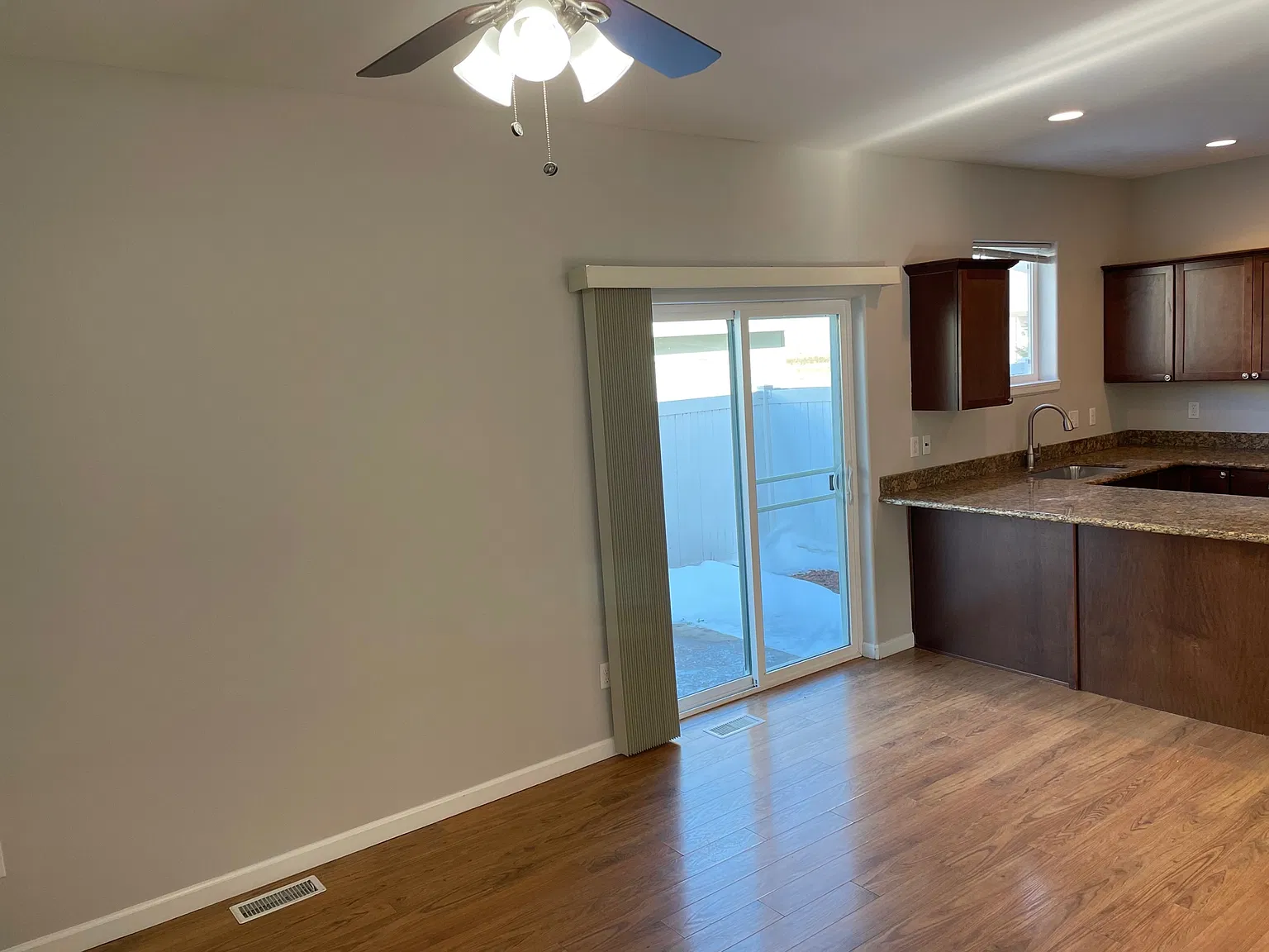 Roomy 3br/2.5ba With 1 Car Attached Garage! — Photo 3