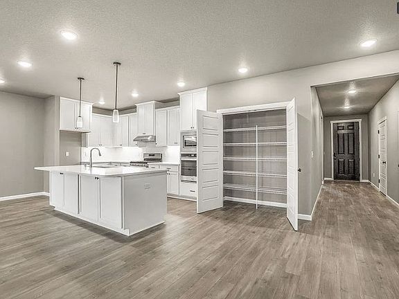 3rd image of 7934 Cardinal Peak St